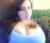 Szklanką whisky.