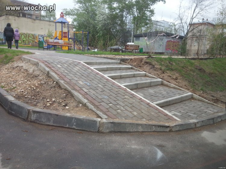 Nowo wybudowany podjazd dla inwalidów.