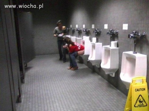 Kobiety w męskim WC...