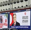 Na więziennym murze.