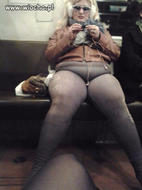 W metrze.