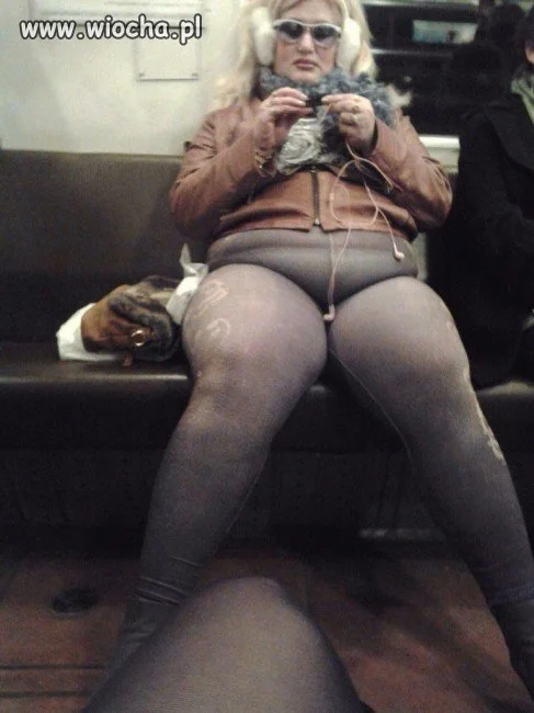 W metrze.