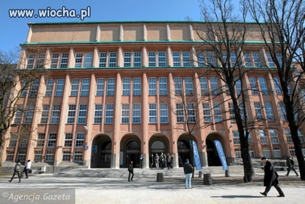 Student SGH doniósł na koleżankę, że ściąga na egz