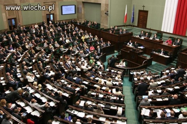 Umowa śmieciowa na 4 lata dla 460 osób. 