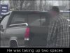 Facet zajął dwa miejsca parkingowe.
