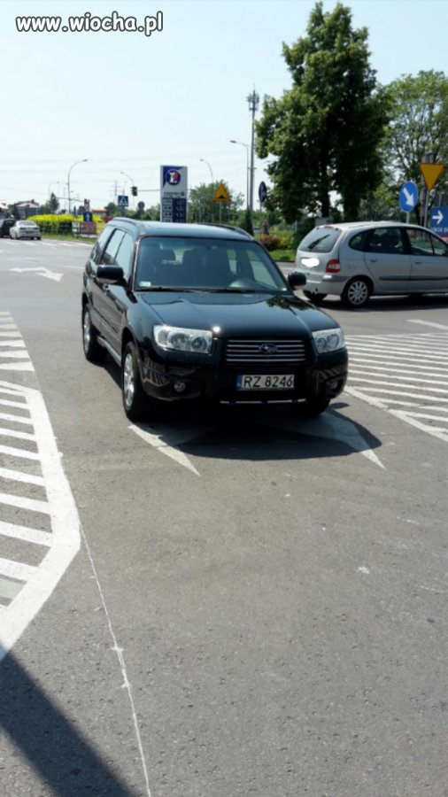 Król parkowania na środku drogi - Leclerc Rzeszów