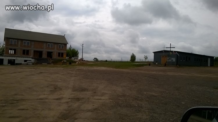 Pleban szykuje gniazdko...3 garaże, 10 komnat...