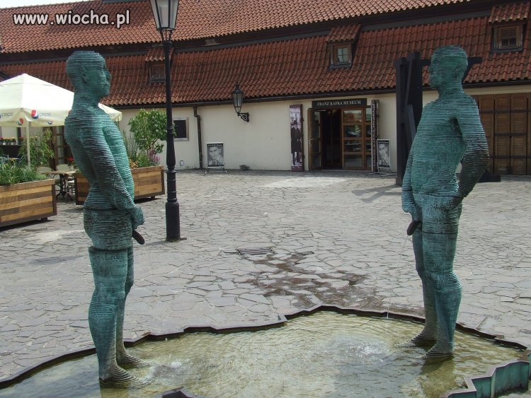 Praga - fontanna z moczem.