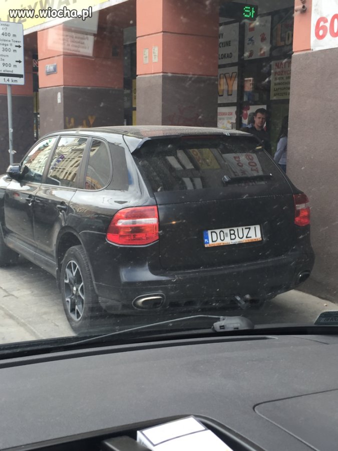 Myśli, że jest fajny...
