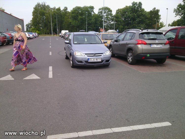 Blondynka za kółkiem