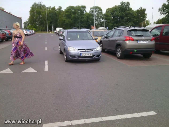 Blondynka za kółkiem