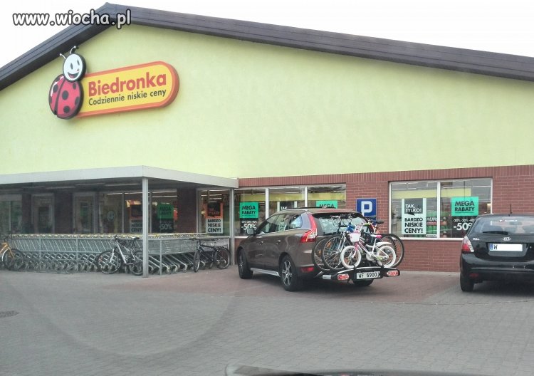 Janusz zaparkował na dwóch miejscach dla inwalidy.