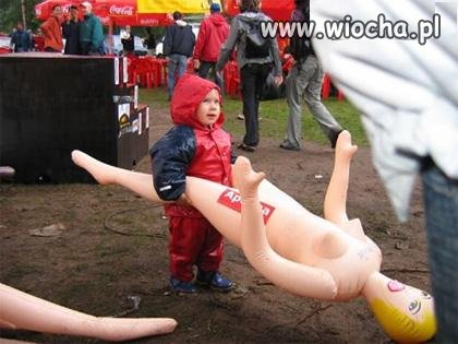 Mamo zobacz, ktoś wyrzucił nową lalkę.