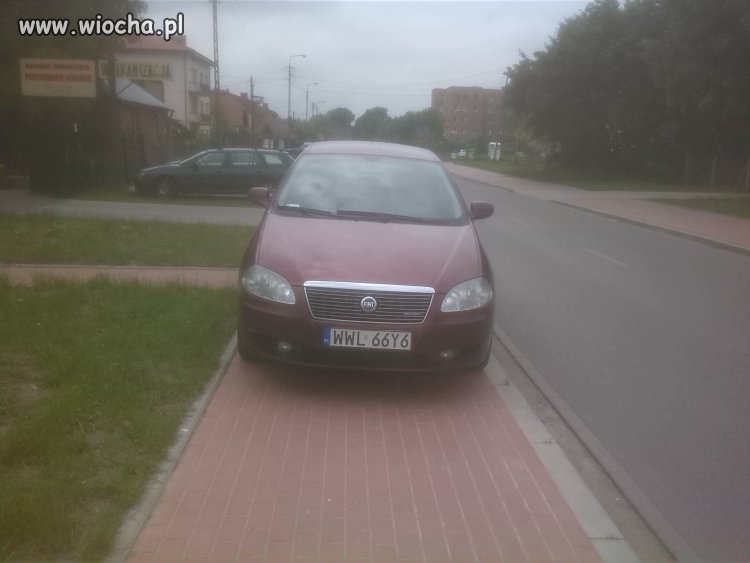 Tak parkuje się w Wołominie 