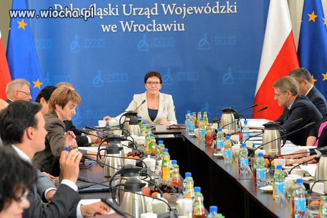Ewa Kopacz wozi ze sobą stoły i krzesła