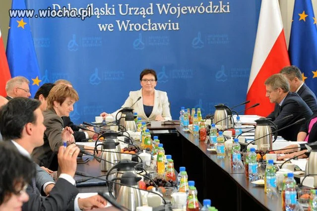 Ewa Kopacz wozi ze sobą stoły i krzesła