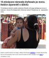 Niemowlak pływający w morzu wokół wyspy.