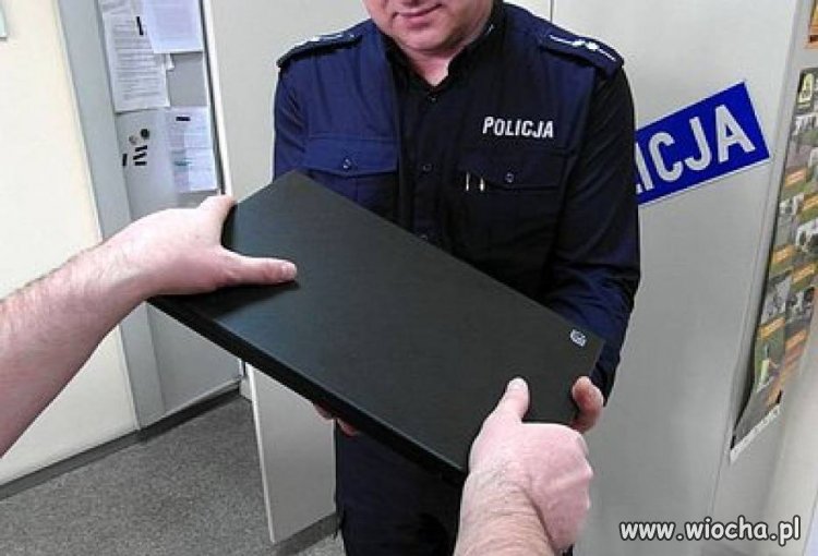 "Znalazł" laptopa i oddał go policji