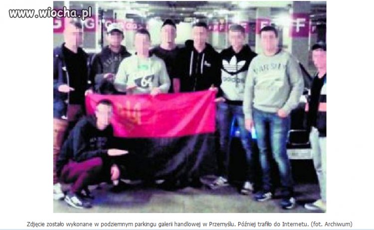 Prokuratura ponownie zbada sprawę studentów pozujących z flagą UPA