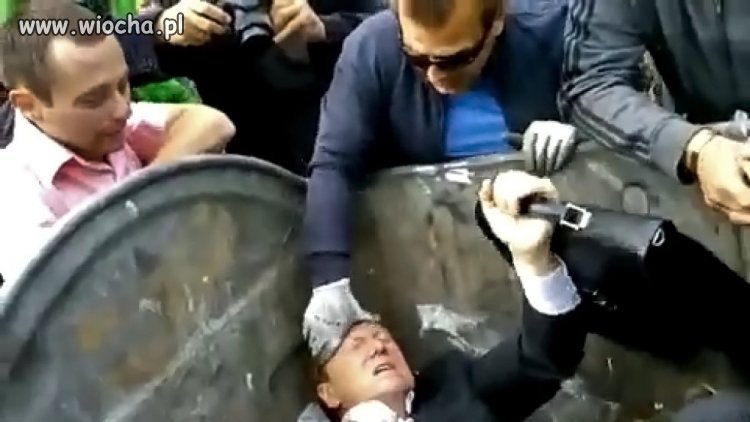 Radny trafił na śmietnik. Dosłownie