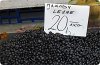 Służby ścigają przydrożnych handlarzy jagodami, a 