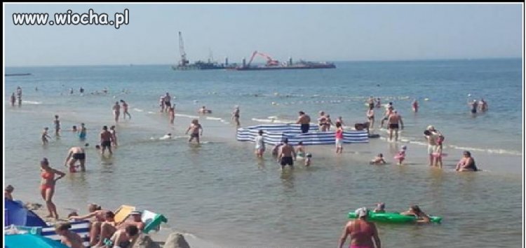 Stawianie parawanów nad morzem