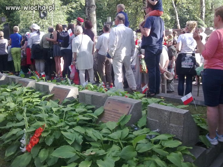 1 Sierpnia, 17:00, Powązki wojskowe.