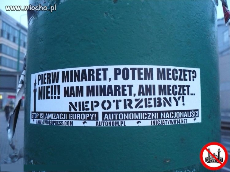 Już można zauważyć takie naklejki.