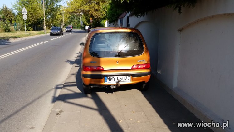 Pomylił chodnik z parkingiem