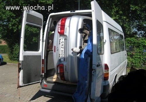 Ciekawe jak oni wpakowali to auto do środka?