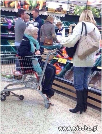 Babcia w koszyku na zakupy