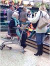 Babcia w koszyku na zakupy