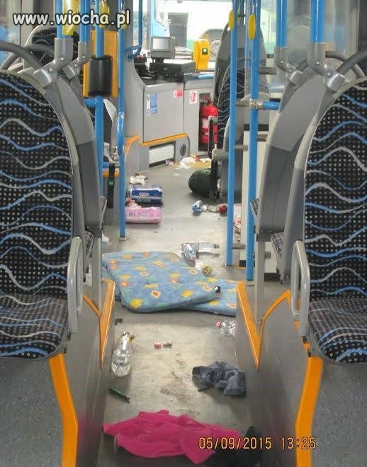 Wnętrze Węgierskiego autobusu po wyjściu uchodzców