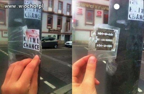Żyletki pod naklejkami