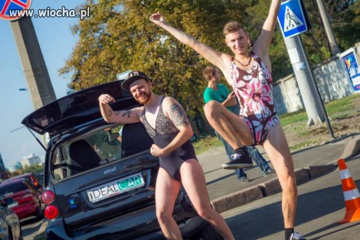 Półfinalistki w strojach kąpielowych.