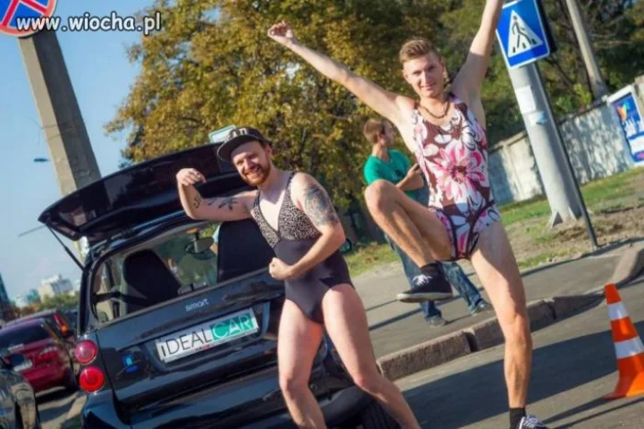 Półfinalistki w strojach kąpielowych.