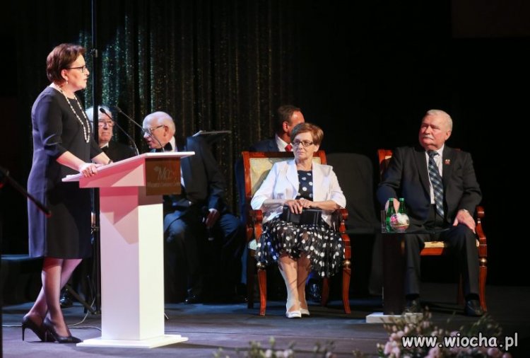 Pani Kopacz życzyła Wałęsie powrotu do polityki