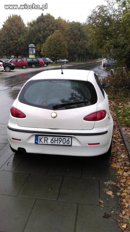 Krakowski mistrz parkowania na chodniku.