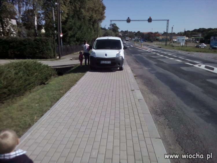Kolejny burak nie umie parkować.