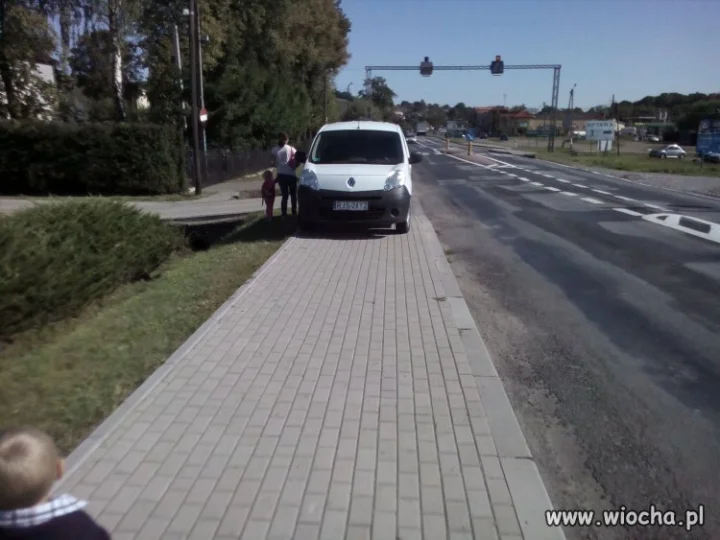 Kolejny burak nie umie parkować.