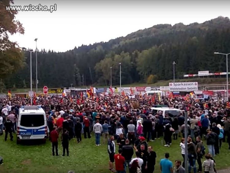 Żywa blokada przeciwko emigrantom.