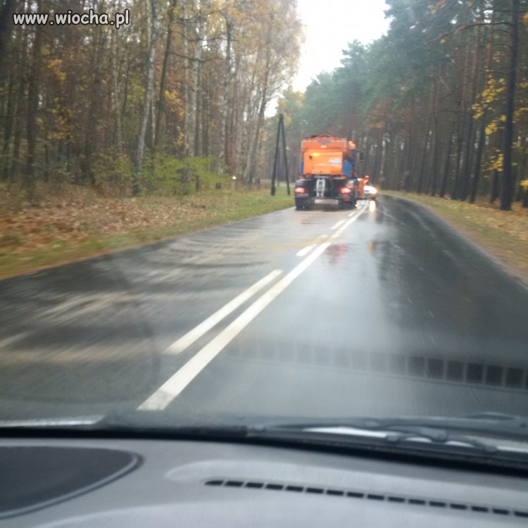 Sypanie piasku przy 14C i deszczu.