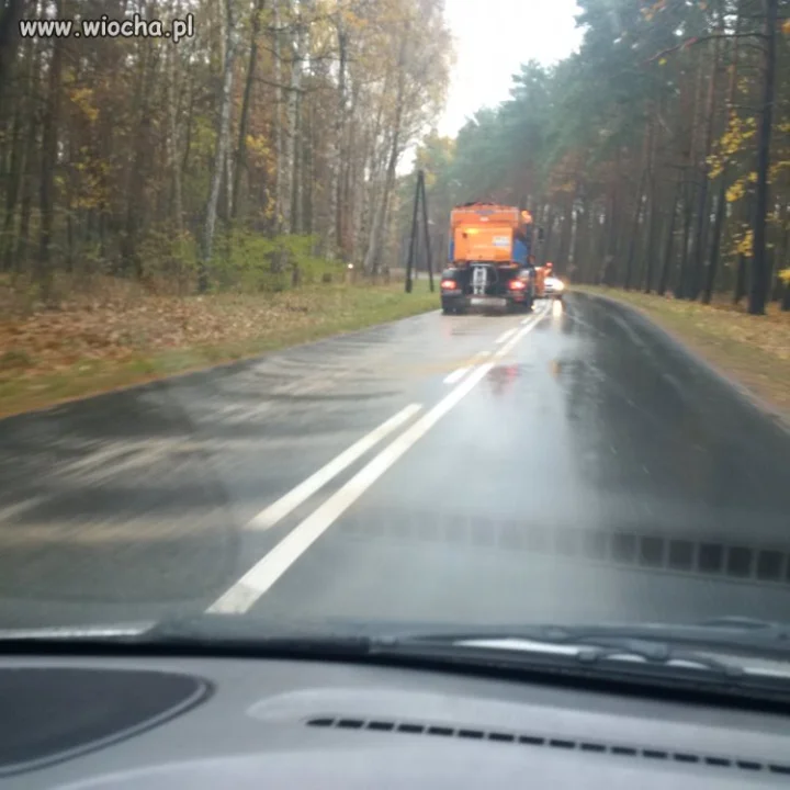 Sypanie piasku przy 14C i deszczu.