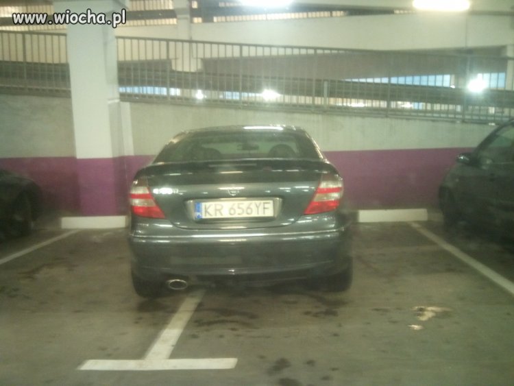 Mam mercedesa to mogę parkować na dwóch miejscach 