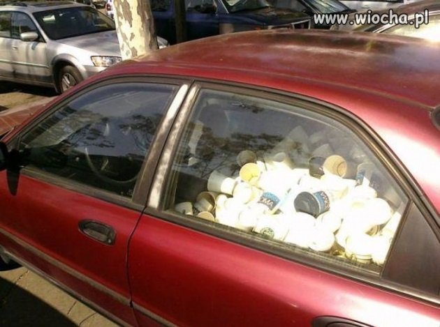 Pije dużo kawy podczas drogi do pracy