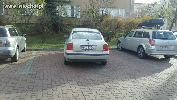 Zaparkował i poszedł.