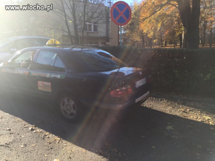 Pan taksówkarz na wjeździe dla karetek LUBIN