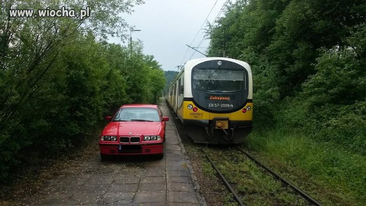 Czekajac na pociag w swoim BMW