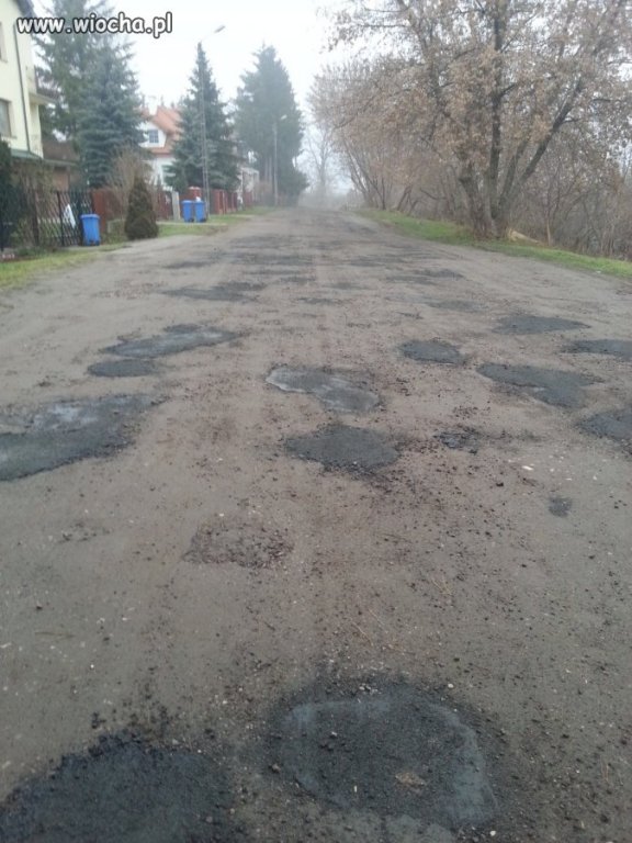 Tak się uzupełnia dziury na drogach gruntowych