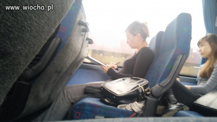 Pani z przodu pokazuje jak powinno się siedzieć 